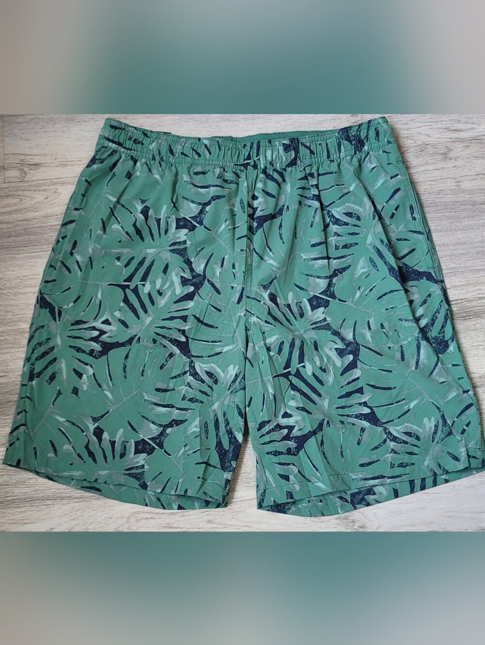 Kirkland Signature Men's Green Tropical Leaf Swim Trunks Size M NWT